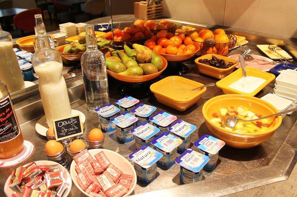 伊文思布里特酒店 圣萨蒂南 餐厅 照片